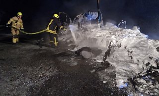 Das Wohnmobil wurde am Sonntagmorgne durch das Feuer komplett zerstört. - Feuerwehr Paderborn Das Wohnmobil wurde am Sonntagmorgne durch das Feuer komplett zerstört. - Feuerwehr Paderborn