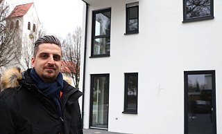 Mariano Guarro vor dem künftigen Eisklang-Café in Marienloh gegenüber der Kirche. - Holger Kosbab Mariano Guarro vor dem künftigen Eisklang-Café in Marienloh gegenüber der Kirche. - Holger Kosbab