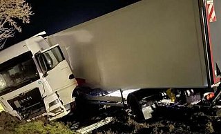 Auf der Bundesstraße 241 bei Borgentreich-Lütgeneder musste ein Lkw aus dem Straßengraben geborgen werden. - Feuerwehr Borgentreich Auf der Bundesstraße 241 bei Borgentreich-Lütgeneder musste ein Lkw aus dem Straßengraben geborgen werden. - Feuerwehr Borgentreich