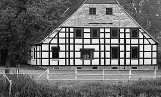 Der Reiterhof in Enger ist 1985 zum Schauplatz eines gnadenlosen Verbrechens geworden. - Frank-Michael Kiel-Steinkamp (Archivfoto) Der Reiterhof in Enger ist 1985 zum Schauplatz eines gnadenlosen Verbrechens geworden. - Frank-Michael Kiel-Steinkamp (Archivfoto)