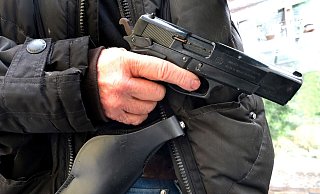 Pro Jahr steigt die Zahl der Kleinen Waffenscheine in Bielefeld um knapp 240. Mehr Sicherheit bieten sie kaum, sagt die Polizei. - Symbolfoto: Andreas Frücht Pro Jahr steigt die Zahl der Kleinen Waffenscheine in Bielefeld um knapp 240. Mehr Sicherheit bieten sie kaum, sagt die Polizei. - Symbolfoto: Andreas Frücht