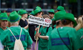 Krankenhausmitarbeiter demonstrieren auf dem Washingtonplatz in Berlin. - Joerg Carstensen/dpa Krankenhausmitarbeiter demonstrieren auf dem Washingtonplatz in Berlin. - Joerg Carstensen/dpa
