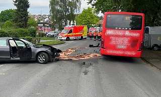 Bei einem Verkehrsunfall mit einem Linienbus auf der Paderborner Straße wurden zwei Personen im beteiligten Pkw leicht verletzt. - Feuerwehr Borchen Bei einem Verkehrsunfall mit einem Linienbus auf der Paderborner Straße wurden zwei Personen im beteiligten Pkw leicht verletzt. - Feuerwehr Borchen