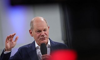 Bundeskanzler Olaf Scholz spricht bei einem Bürgergespräch in der Handelskammer im Rahmen des Bürgerfests zum Tag der Deutschen Einheit. - Christian Charisius/dpa Bundeskanzler Olaf Scholz spricht bei einem Bürgergespräch in der Handelskammer im Rahmen des Bürgerfests zum Tag der Deutschen Einheit. - Christian Charisius/dpa