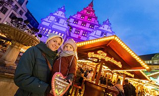 Christina Bendig und ihre zweijährige Tochter Elfine waren bei der Eröffnung des Weihnachtsmarktes dabei. Foto: Niklas Tüns - Niklas Tüns Christina Bendig und ihre zweijährige Tochter Elfine waren bei der Eröffnung des Weihnachtsmarktes dabei. Foto: Niklas Tüns - Niklas Tüns