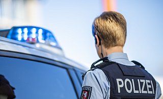 Eine Polizistin steht vor der Kreispolizeibehörde Gütersloh an der Herzebrocker Straße vor einem Streifenwagen. - dpa Eine Polizistin steht vor der Kreispolizeibehörde Gütersloh an der Herzebrocker Straße vor einem Streifenwagen. - dpa