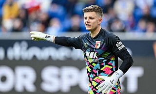 Deutschland oder England? Augsburgs Keeper Dahmen lässt eine Entscheidung offen. - Uwe Anspach/dpa Deutschland oder England? Augsburgs Keeper Dahmen lässt eine Entscheidung offen. - Uwe Anspach/dpa