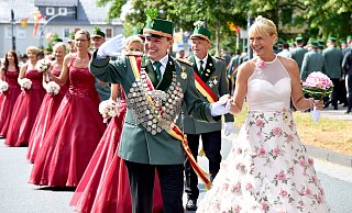 Sommerlich: König Theo Joachim und seine Frau Alexa beim festlichen Umzug durch Elsen - Ralf Meier Sommerlich: König Theo Joachim und seine Frau Alexa beim festlichen Umzug durch Elsen - Ralf Meier