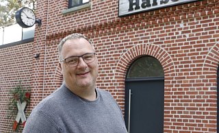 Andreas Hanhart, Bürgermeisterkandidat der FDP, stellt sich vor seinem Wohnhaus, dem alten Bahnhofsgebäude von Harsewinkel, den Fragen. - Burkhard Hoeltzenbein Andreas Hanhart, Bürgermeisterkandidat der FDP, stellt sich vor seinem Wohnhaus, dem alten Bahnhofsgebäude von Harsewinkel, den Fragen. - Burkhard Hoeltzenbein
