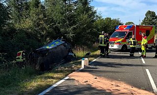 Bei einer Übungsfahrt zwischen Höxter und Brakel kam der Streifenwagen der Polizei von der Straße ab, überschlug sich und landete im Graben. - Feuerwehr Brakel Bei einer Übungsfahrt zwischen Höxter und Brakel kam der Streifenwagen der Polizei von der Straße ab, überschlug sich und landete im Graben. - Feuerwehr Brakel