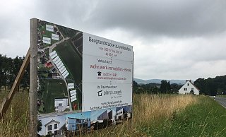 Die Tafel zeigt: Bis auf zwei Grundstücke – eines davon ist reserviert – sind alle Grundstücke im Baugebiet am Reineburgweg verkauft. - Kirsten Tirre Die Tafel zeigt: Bis auf zwei Grundstücke – eines davon ist reserviert – sind alle Grundstücke im Baugebiet am Reineburgweg verkauft. - Kirsten Tirre