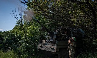 Ukrainische Soldaten schießen an der Front nahe Bachmut auf ein russisches Luftziel. - Iryna Rybakova/AP/dpa Ukrainische Soldaten schießen an der Front nahe Bachmut auf ein russisches Luftziel. - Iryna Rybakova/AP/dpa