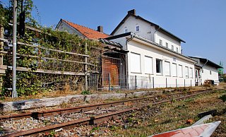 Endhaltepunkt: Am Bahnhof am Verler Markt sollen, geht es nach der TWE, 2023 wieder Personenzüge halten. Das bringt auch Veränderungen für den 2011 noch autofrei geplanten Marktplatz mit sich. - Roland Thöring Endhaltepunkt: Am Bahnhof am Verler Markt sollen, geht es nach der TWE, 2023 wieder Personenzüge halten. Das bringt auch Veränderungen für den 2011 noch autofrei geplanten Marktplatz mit sich. - Roland Thöring