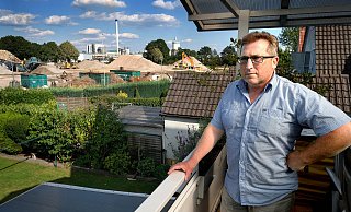 Genervt: Alexander Weiß (60) blickt von seinem Balkon direkt auf die Abrissarbeiten auf dem ehemaligen B+R-Gelände hinter seinem Haus in der Saarstraße. Er bekommt den Lärm und die Erschütterungen voll zu spüren. - Andreas Frücht Genervt: Alexander Weiß (60) blickt von seinem Balkon direkt auf die Abrissarbeiten auf dem ehemaligen B+R-Gelände hinter seinem Haus in der Saarstraße. Er bekommt den Lärm und die Erschütterungen voll zu spüren. - Andreas Frücht