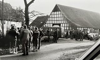 Gleich am Morgen nach dem Verschwinden von Jennifer suchen Hunderte Polizeibeamte und Rettungskräfte nach dem kleinen Mädchen rund um sein Zuhause in Versmold-Peckeloh. - Matthias Foede Gleich am Morgen nach dem Verschwinden von Jennifer suchen Hunderte Polizeibeamte und Rettungskräfte nach dem kleinen Mädchen rund um sein Zuhause in Versmold-Peckeloh. - Matthias Foede