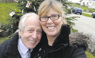 Ein Herz und eine Seele: Leo Rimbl und seine Tochter Katharina Nussbaumer vor dem Pflegeheim in Kürten. Seit dem 1. Dezember lebt er dort, im Januar hatten sich die beiden nach 50 Jahren erstmals wieder getroffen - in Bielefeld. - Privat Ein Herz und eine Seele: Leo Rimbl und seine Tochter Katharina Nussbaumer vor dem Pflegeheim in Kürten. Seit dem 1. Dezember lebt er dort, im Januar hatten sich die beiden nach 50 Jahren erstmals wieder getroffen - in Bielefeld. - Privat