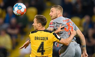 SCP-Startelfdebütant Felix Platte (r.) gewinnt in dieser Szene ein Kopfballduell gegen Dresdens Kapitän Tim Knipping. - picture alliance SCP-Startelfdebütant Felix Platte (r.) gewinnt in dieser Szene ein Kopfballduell gegen Dresdens Kapitän Tim Knipping. - picture alliance