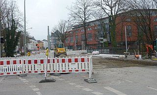 Weit fortgeschritten ist die Großbaustelle am Fürstenweg. Die Pader-Brücke samt Metall-Geländer ist fertig, gearbeitet wird noch an den Gehwegen. Auf der Fahrbahn fehlt noch der neue Asphalt. - Sabine Kauke Weit fortgeschritten ist die Großbaustelle am Fürstenweg. Die Pader-Brücke samt Metall-Geländer ist fertig, gearbeitet wird noch an den Gehwegen. Auf der Fahrbahn fehlt noch der neue Asphalt. - Sabine Kauke