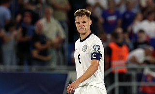 Die Miene sagt alles: Kapitän Joshua Kimmich nach dem Schlusspfiff. - Christian Charisius/dpa Die Miene sagt alles: Kapitän Joshua Kimmich nach dem Schlusspfiff. - Christian Charisius/dpa