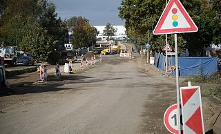 Am Scheidkamp ist wegen der Langzeit-Baustelle die Straße aktuell nicht asphaltiert. Das führt immer wieder zur Bildung vieler Huckel und Schlaglöcher. - Felix Eisele Am Scheidkamp ist wegen der Langzeit-Baustelle die Straße aktuell nicht asphaltiert. Das führt immer wieder zur Bildung vieler Huckel und Schlaglöcher. - Felix Eisele