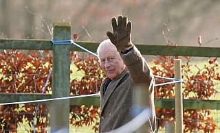 Der britische König Charles III. winkte, als er das Gelände der St.-Mary-Magdalene-Kirche in Sadringham verließ. - Jacob King/PA/AP/dpa Der britische König Charles III. winkte, als er das Gelände der St.-Mary-Magdalene-Kirche in Sadringham verließ. - Jacob King/PA/AP/dpa