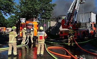 Eine dichte Rauchwolke steht über dem Grundstück des Entsorgungsunternehmens in der Paderborner Südstadt. - Ralph Meyer Eine dichte Rauchwolke steht über dem Grundstück des Entsorgungsunternehmens in der Paderborner Südstadt. - Ralph Meyer