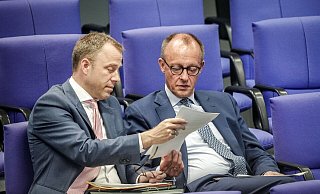 CDU-Generalsekretär Mario Czaja (l) im Gespräch mit Parteichef Friedrich Merz. - Kay Nietfeld/dpa CDU-Generalsekretär Mario Czaja (l) im Gespräch mit Parteichef Friedrich Merz. - Kay Nietfeld/dpa