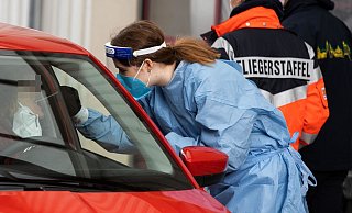 Die Mitarbeiter des Gesundheitsamts wurden bei den kürzlichen Massentestungen an der Feldstraße bereits von Mitarbeitern der Hilfsdienste unterstützt. Für die Kontaktnachverfolgung kommen jetzt noch Kräfte der Bundeswehr hinzu. Foto: Oliver Krato - Oliver Krato Die Mitarbeiter des Gesundheitsamts wurden bei den kürzlichen Massentestungen an der Feldstraße bereits von Mitarbeitern der Hilfsdienste unterstützt. Für die Kontaktnachverfolgung kommen jetzt noch Kräfte der Bundeswehr hinzu. Foto: Oliver Krato - Oliver Krato