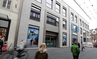 Sind künftig Nachbarn: Im Haus an der Bahnhofstraße 23-25 zieht neben Decatholon nun auch Woolworth ein. Der Eröffnungstermin steht jetzt. - Wolfgang Rudolf Sind künftig Nachbarn: Im Haus an der Bahnhofstraße 23-25 zieht neben Decatholon nun auch Woolworth ein. Der Eröffnungstermin steht jetzt. - Wolfgang Rudolf