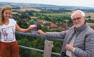 Marleen Menne und Josef Köhne werben auf dem Dach des Lattbergturmes für das Crowdfunding zur Finanzierung einer Webcam auf dem Aussichts- und Telegrafenturm. - Telegrafenverein Marleen Menne und Josef Köhne werben auf dem Dach des Lattbergturmes für das Crowdfunding zur Finanzierung einer Webcam auf dem Aussichts- und Telegrafenturm. - Telegrafenverein