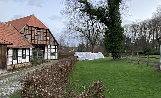 Das Zelt vor dem Café Alte Werkstatt hat der Wind weggepustet. Es ist auf einer Pferdeweide wieder runter gekommen. Auch das Dach ist in Mitleidenschaft gezogen worden. - Anna v. Consbruch Das Zelt vor dem Café Alte Werkstatt hat der Wind weggepustet. Es ist auf einer Pferdeweide wieder runter gekommen. Auch das Dach ist in Mitleidenschaft gezogen worden. - Anna v. Consbruch