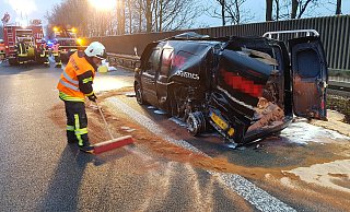 Bei diesem Unfall auf der A30 musste die Feuerwehr sich um ausgelaufene Schadstoffe kümmern. - Jan Niklas Schmitz Bei diesem Unfall auf der A30 musste die Feuerwehr sich um ausgelaufene Schadstoffe kümmern. - Jan Niklas Schmitz