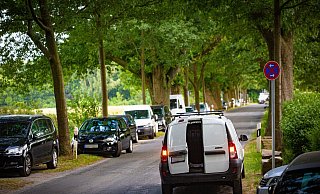 Das Verbotsschild gilt nur für die Fahrbahn. Laut Ordnungsamt parken die Autos auf dem Seitenstreifen korrekt - bis auf den schwarzen Golf links im Bild. - Mike-Dennis Müller / www.mdm.photo Das Verbotsschild gilt nur für die Fahrbahn. Laut Ordnungsamt parken die Autos auf dem Seitenstreifen korrekt - bis auf den schwarzen Golf links im Bild. - Mike-Dennis Müller / www.mdm.photo