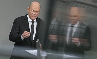 Bundeskanzler Olaf Scholz (SPD) kritisiert in einer Regierungserklärung Friedrich Merz scharf und nennt dessen Vorgehen einen "unverzeihlichen Fehler". - Michael Kappeler/dpa Bundeskanzler Olaf Scholz (SPD) kritisiert in einer Regierungserklärung Friedrich Merz scharf und nennt dessen Vorgehen einen "unverzeihlichen Fehler". - Michael Kappeler/dpa