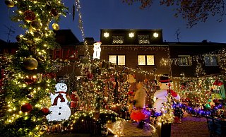 In allen Farben leuchtet das weihnachtlich dekorierte Haus von Altenpfleger Dirk van Acken in Oberhausen. - Roland Weihrauch/dpa In allen Farben leuchtet das weihnachtlich dekorierte Haus von Altenpfleger Dirk van Acken in Oberhausen. - Roland Weihrauch/dpa