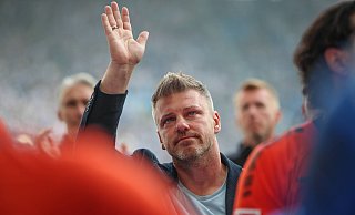 Mit Tränen im Gesicht verabschiedet sich Trainer Lukas Kwasniok von den mitgereisten Fans des SC Paderborn. - IMAGO/Jan Prihoda Mit Tränen im Gesicht verabschiedet sich Trainer Lukas Kwasniok von den mitgereisten Fans des SC Paderborn. - IMAGO/Jan Prihoda