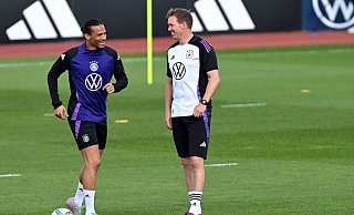 Leroy Sane und Bundestrainer Julian Nagelsmann. - Federico Gambarini/dpa Leroy Sane und Bundestrainer Julian Nagelsmann. - Federico Gambarini/dpa