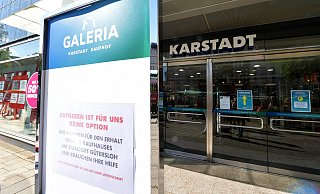 In Gütersloh sammeln die Mitarbeiter Unterschriften gegen die Karstadt-Schließung. - Jens Dünhölter In Gütersloh sammeln die Mitarbeiter Unterschriften gegen die Karstadt-Schließung. - Jens Dünhölter