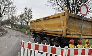 Die Baustelle der Ortsdurchfahrt von Dörenhagen (Im Hintergrund) schnitt den Ort weitgehend von der Zufahrt zur Bundesstraße 68 ab. - Jens Reddeker Die Baustelle der Ortsdurchfahrt von Dörenhagen (Im Hintergrund) schnitt den Ort weitgehend von der Zufahrt zur Bundesstraße 68 ab. - Jens Reddeker