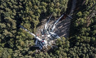Nach dem Zusammenbruch liegen die Reste der Windenergieanlage in einem Wald in Haltern am See. Das Windrad war erst ein halbes Jahr alt. - picture alliance/dpa/Christoph Reichwein Nach dem Zusammenbruch liegen die Reste der Windenergieanlage in einem Wald in Haltern am See. Das Windrad war erst ein halbes Jahr alt. - picture alliance/dpa/Christoph Reichwein
