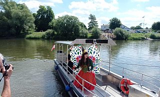 Holli (Mia Waldeyer) tauft die Fähre Holli auf der Weser. Seit der Einführung des Fährbetriebs ist es immer wieder vorgekommen, dass das Schiffchen beschädigt wurde. - Michaela Bast Holli (Mia Waldeyer) tauft die Fähre Holli auf der Weser. Seit der Einführung des Fährbetriebs ist es immer wieder vorgekommen, dass das Schiffchen beschädigt wurde. - Michaela Bast