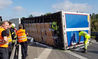 Auf der Ausfahrt der A2 ist dieser Lkw umgekippt. Er hat Waschmaschinen geladen. - Andreas Eickhoff Auf der Ausfahrt der A2 ist dieser Lkw umgekippt. Er hat Waschmaschinen geladen. - Andreas Eickhoff