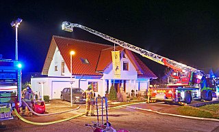 Rund 50 Einsatzkräfte löschen den brennenden Wintergarten auf der Gebäuderückseite. Der Sachschaden wird auf einen sechsstelligen Betrag geschätzt. - Ralph Meyer Rund 50 Einsatzkräfte löschen den brennenden Wintergarten auf der Gebäuderückseite. Der Sachschaden wird auf einen sechsstelligen Betrag geschätzt. - Ralph Meyer