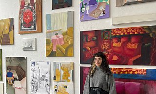 Sare Kurt ist studentische Hilfskraft im Bereich Malerei und hat die Wand der Bildmalerei mitgestaltet. - Jule Prietzel Sare Kurt ist studentische Hilfskraft im Bereich Malerei und hat die Wand der Bildmalerei mitgestaltet. - Jule Prietzel
