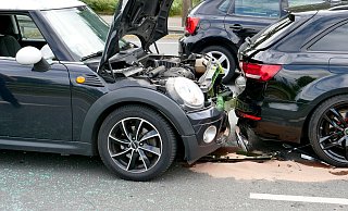 Bei einem Auffahrunfall auf der Rietberger Straße (Bundesstraße 64) vor der Kreuzung mit der Boker Straße werden zwei Insassen verletzt. - Ralph Meyer Bei einem Auffahrunfall auf der Rietberger Straße (Bundesstraße 64) vor der Kreuzung mit der Boker Straße werden zwei Insassen verletzt. - Ralph Meyer