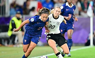Die Französin Selma Bacha (l) fand den Sieg der deutschen Fußballerinnen unverdient. - Sebastian Christoph Gollnow/dpa Die Französin Selma Bacha (l) fand den Sieg der deutschen Fußballerinnen unverdient. - Sebastian Christoph Gollnow/dpa