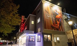 Neuer Schriftzug, neue Schaukästen, neuer Eingangsbereich – so erstrahlt das Capitol am Abend. Und auch im Inneren geht die Renovierung in die Endphase. Fotos: Ralf Bittner - Ralf Bittner Neuer Schriftzug, neue Schaukästen, neuer Eingangsbereich – so erstrahlt das Capitol am Abend. Und auch im Inneren geht die Renovierung in die Endphase. Fotos: Ralf Bittner - Ralf Bittner