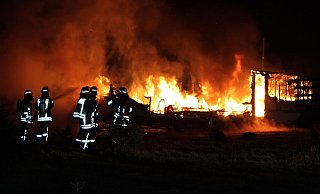 Der Wohnwagen stand komplett in Flammen. - Polizei Minden-Lübbecke Der Wohnwagen stand komplett in Flammen. - Polizei Minden-Lübbecke
