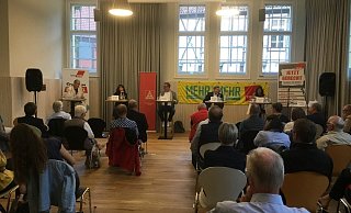Herbert Even (Grüne, v.l.), Inez Déjà (Linke), Tim Kähler (SPD) und Anke Theisen (CDU). Die Veranstaltung moderierte Stefan Brams (Mitte). - Corina Lass Herbert Even (Grüne, v.l.), Inez Déjà (Linke), Tim Kähler (SPD) und Anke Theisen (CDU). Die Veranstaltung moderierte Stefan Brams (Mitte). - Corina Lass