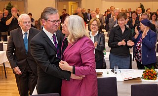 Beate Dreier ist die Erste, die ihrem Mann zur Wahl gratuliert. - Niklas Tüns Beate Dreier ist die Erste, die ihrem Mann zur Wahl gratuliert. - Niklas Tüns
